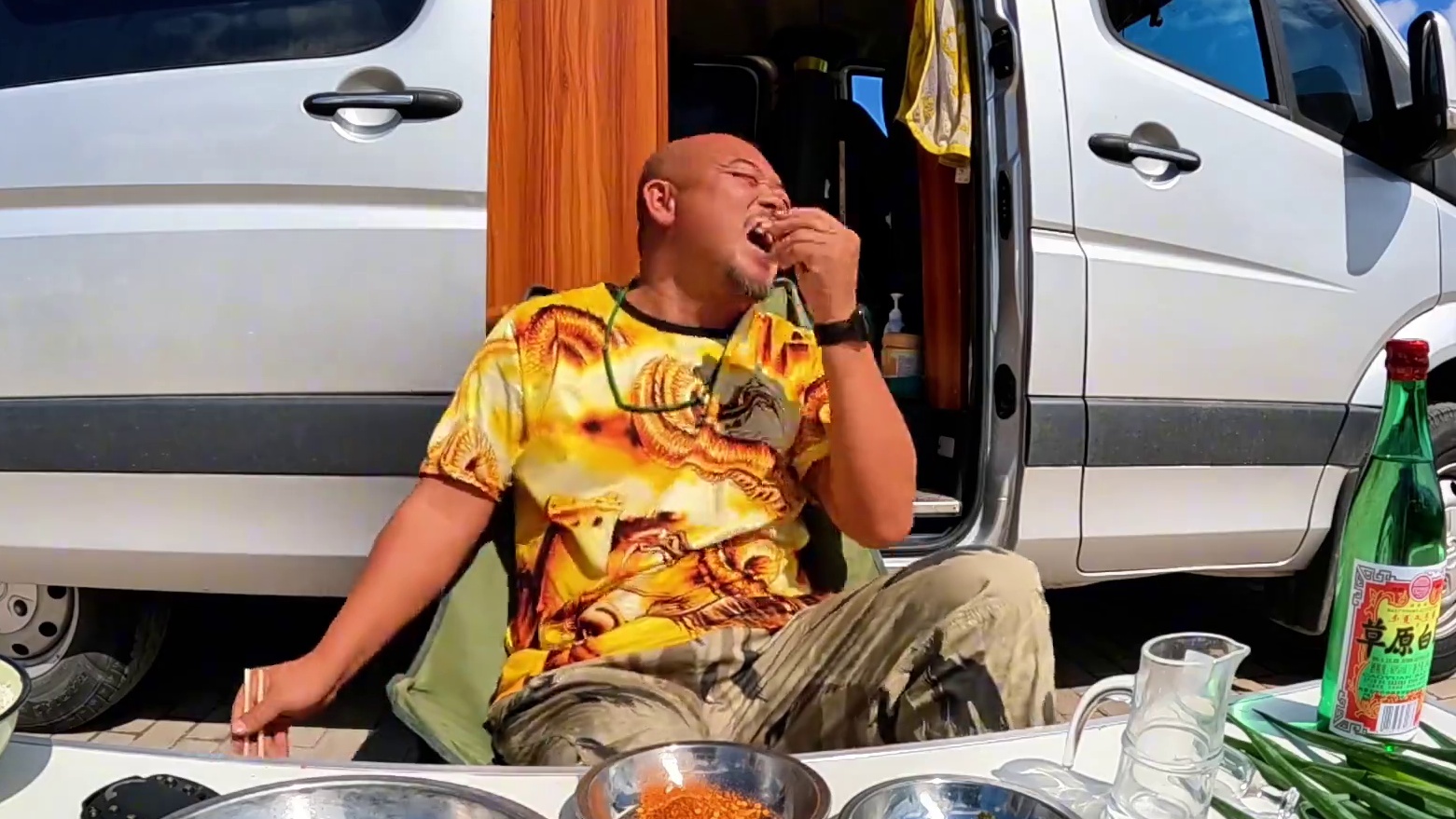 到内蒙古必须吃手抓羊排，沙大厨自己煮了一锅，那可真是老厉害了#房车旅行 #户外生活 #手抓羊肉 