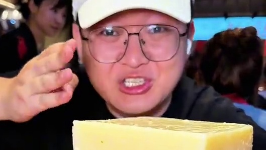 终于在成都找到了菜品只串一根签签的火锅串串了，各种花样吃法，简直巴适#夏天就要吃火锅 #这一口好ci