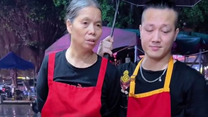 下暴雨江西帅哥也要挑战~还说广西辣椒不够辣~#螺蛳粉