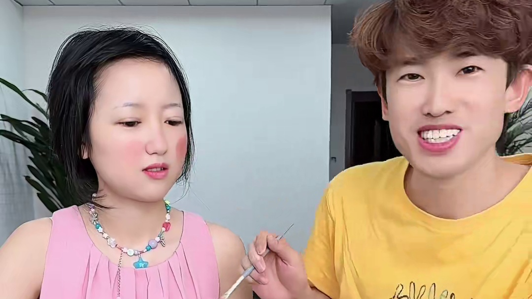 挑战给女同事化妆，蛋卷太美了吧 #看一遍笑一遍 #看完不笑算我输 #意想不到的结局 #真会玩系列