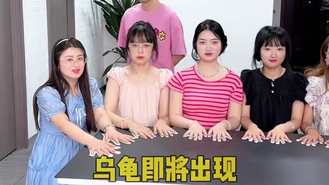 手不离桌挑战，哈哈有意思#办公室游戏 #真会玩系列 #趣味游戏 #搞笑