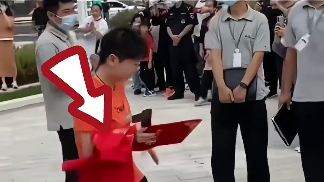 大魔王王楠压轴出场，也来助力国乒巴黎奥运了！回去可以给女儿笑笑看看新鲜的莎莎合照了哈哈#王楠#孙颖莎