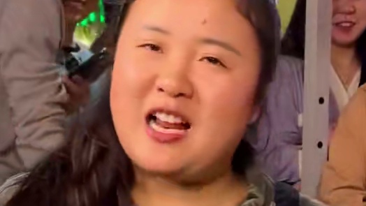 笑容甜美又清纯的女生挑战2斤豌杂面，不是亲眼所见谁敢信呀！#妈呀太香了 #这一碗好过瘾 #好吃到停不