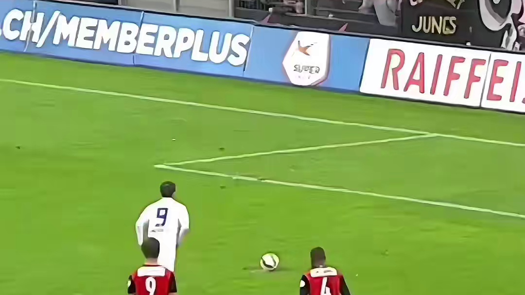 足球赛场那些顶级幻灯片式扑救！真的太具有体育精神了！ #dou来足球季 #足球的魅力