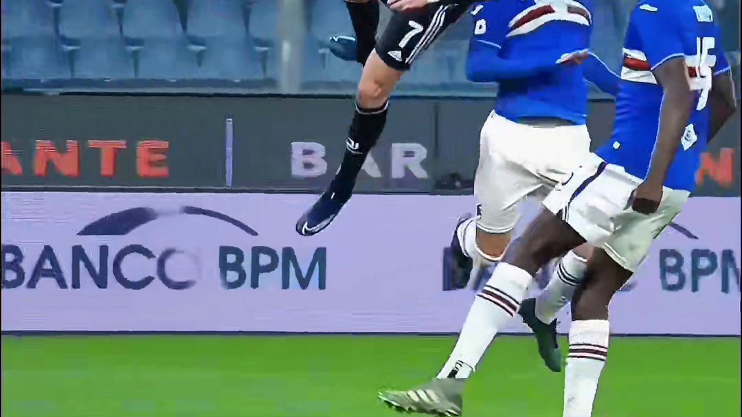 足球赛场那些顶级幻灯片式扑救瞬间！真的太具有体育精神了！ #dou来足球季 #足球的魅力