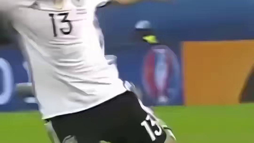 足球赛场那些极具体育精神解围名场面瞬间，这就是体育精神的所在 #dou来足球季 #足球的魅力