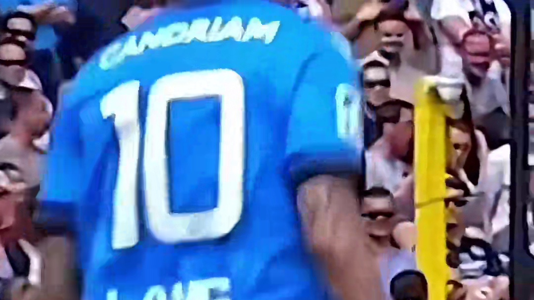 足球赛场那些顶级幻灯片技术，真的太艺术了！ #dou来足球季 #足球的魅力