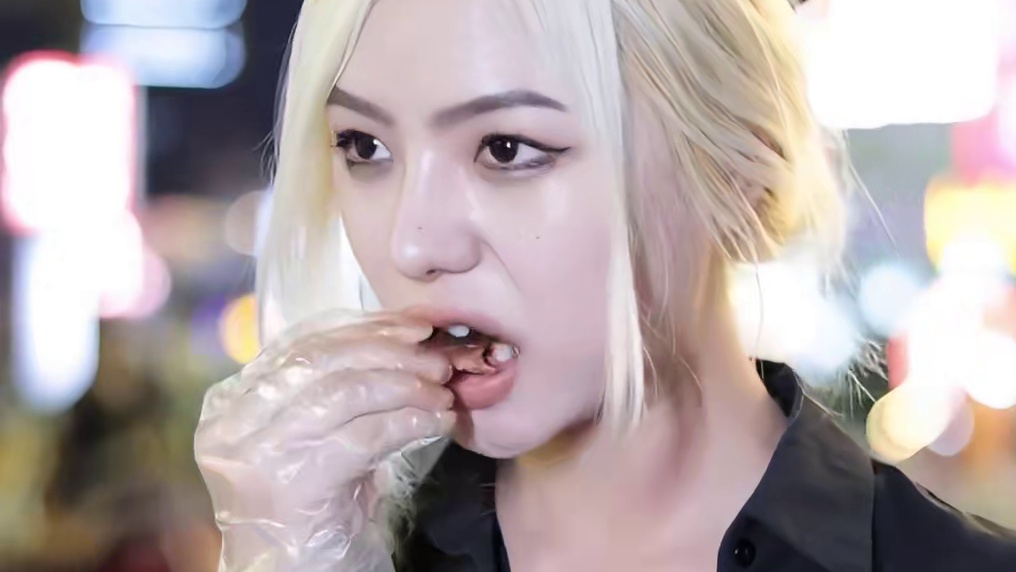 485_“潮人”的世界果然“温度”比较低，小姐姐这一身长袖看着都热！