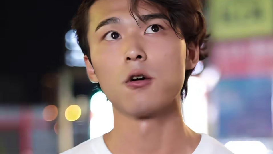 486_从T台“模特”变成工地“搬砖”小哥，如果不是他的肤色都以为在开玩笑！