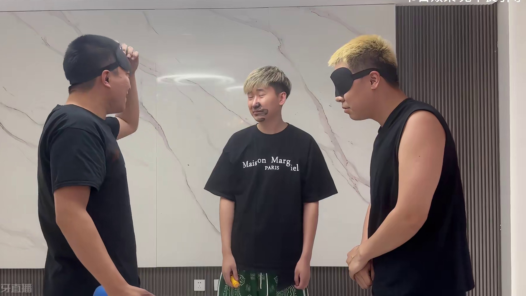 蒙眼打人 王凯琦：？#蒙眼打人游戏 #日常vlog #万万想不到 #看完不笑算我输