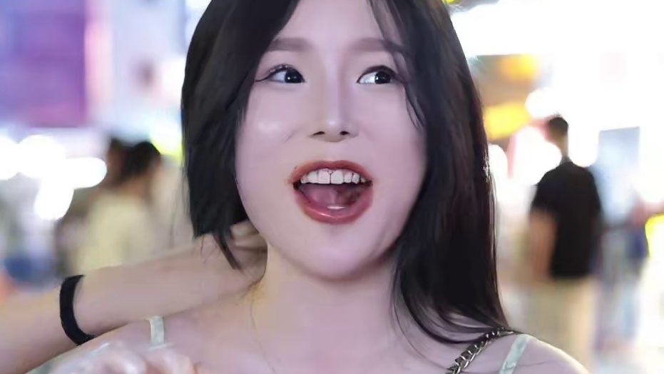 494_“搞笑女”见多了，但今天这位绝对是“搞笑女”中的王者！