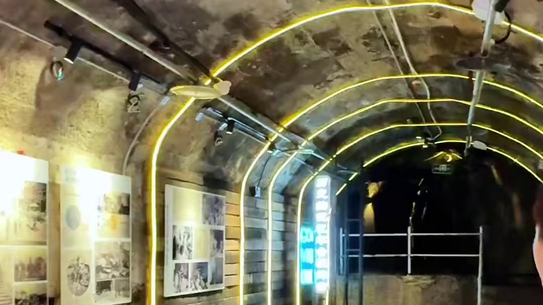 山城步道旁洞子火锅，保留了部分洞子原貌，很漂亮 #同城美食 #重庆火锅 #重庆美食图鉴 #洞子火锅