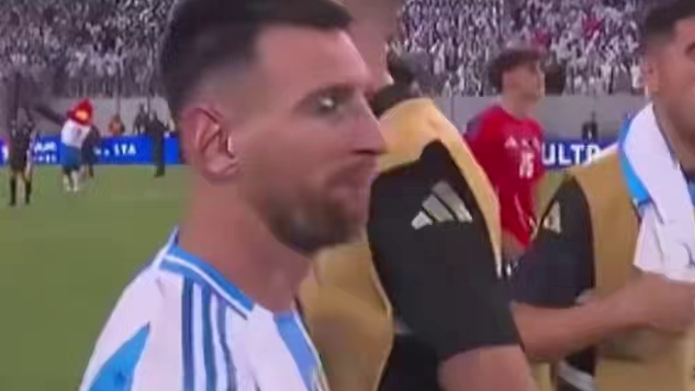 劳塔罗破门后大马丁冲智利球迷庆祝 遭智利球迷国际友好手势问候 #美洲杯 #阿根廷vs智利 #阿根廷 