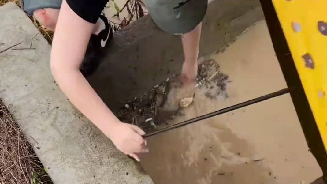 狗狗我啊，怎么会怪你呢我差点都要放弃自己了，还好遇见了你们 #小狗掉入排水沟被路人捞起 #心软的神