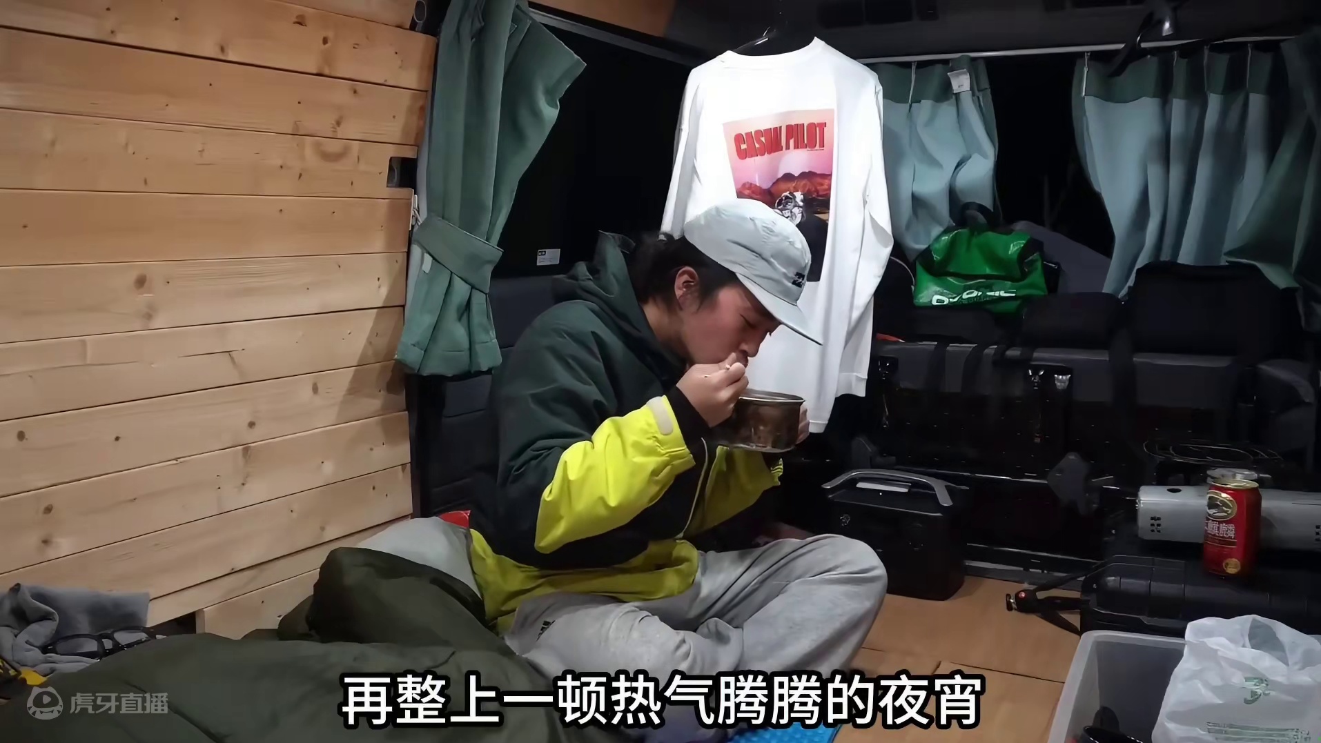 大雪天一个人窝在面包车里，这小伙属实是扛冻 #雪天露营 #床车生活 #房车生活 #户外露营