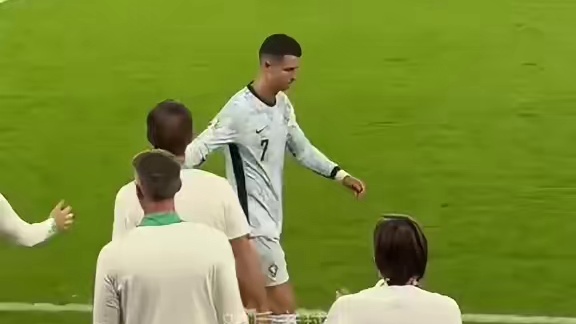 葡萄牙爆冷输球！39岁不老传奇#C罗 被换下场时怒踢水平表达不满#足球的魅力 #葡萄牙0比2格鲁吉亚