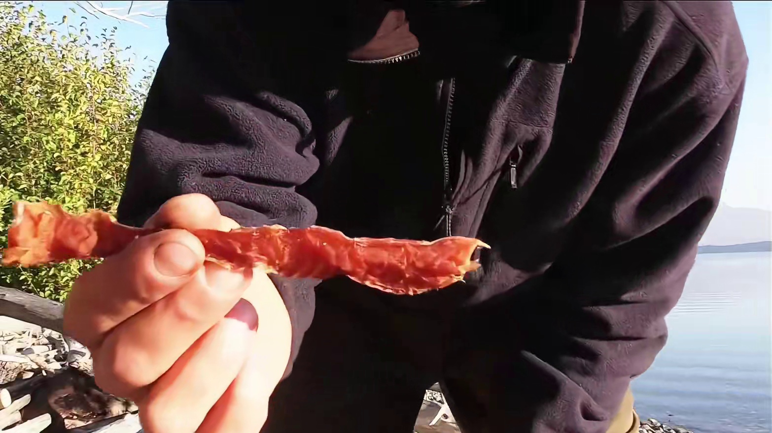 十人求生争夺五十万美金，选手们捕猎牛鳟虹鳟鱼，有人只能啃浆果 # #荒野独居  #野外生存  #荒野