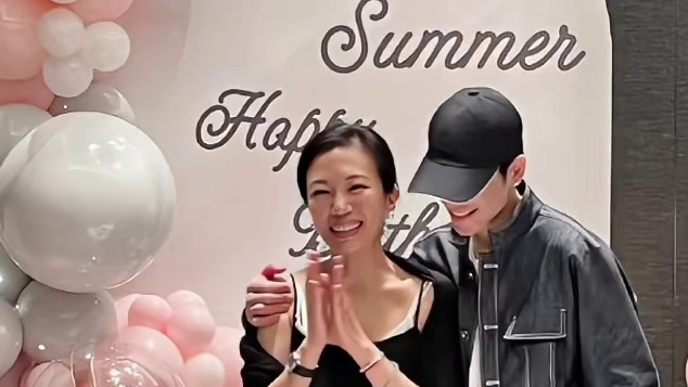 萧敬腾原创音乐剧《胭脂扣》 萧敬腾6月27日给大14岁的老婆林有慧，杭州庆生，多个商场大屏幕秀恩爱浪