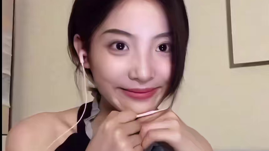 “听得到吗？喂” 玫瑰的故事大家都看了吗！玫瑰这段好甜呀～虽然没有一丝一毫像我的女神，但是好喜欢这种