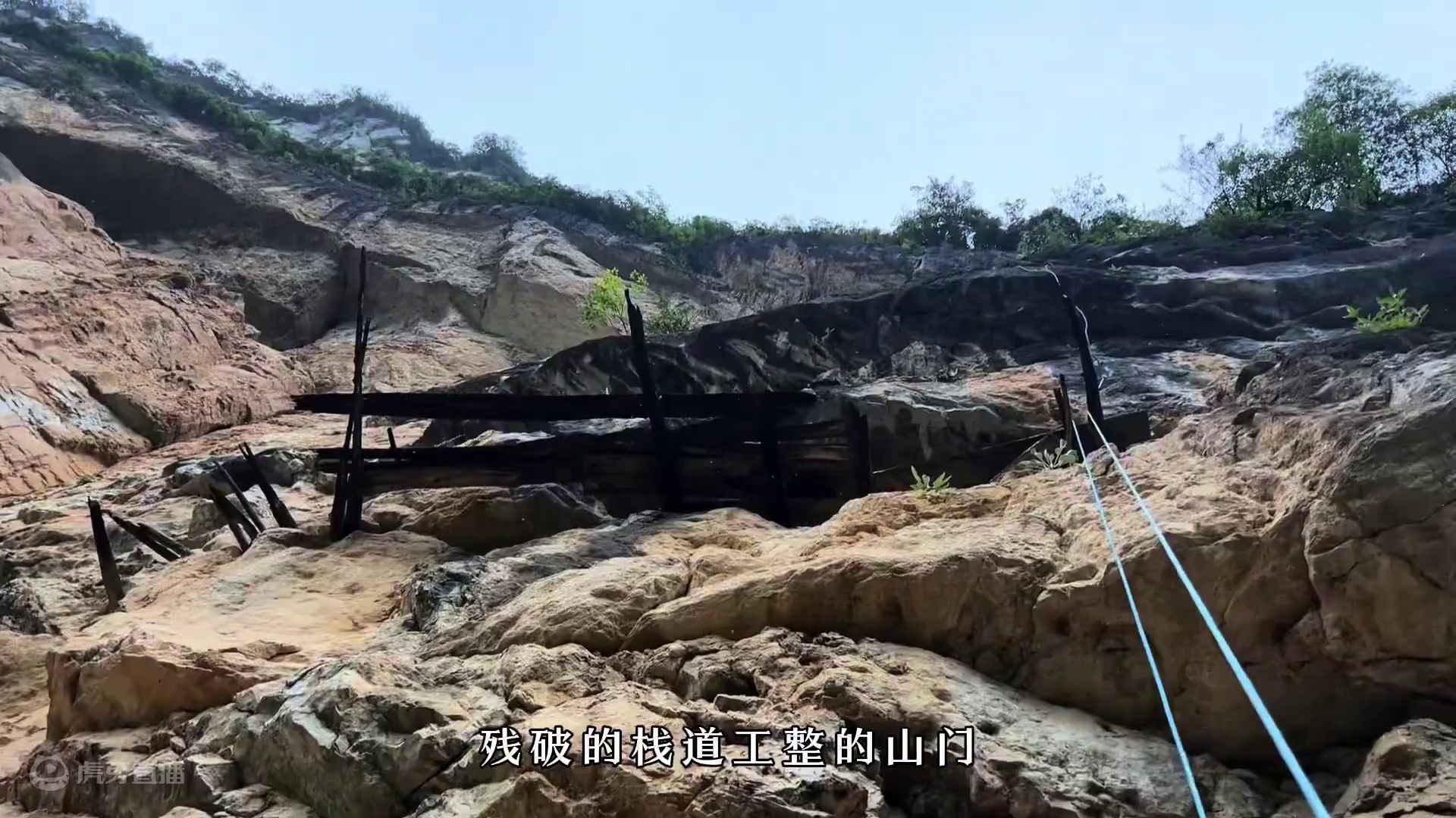 小伙探索800米绝壁古寨，意外发现隐蔽的栈道门洞，里面有宝物 #探险 #悬崖绝壁 #寨洞 #旅行探险