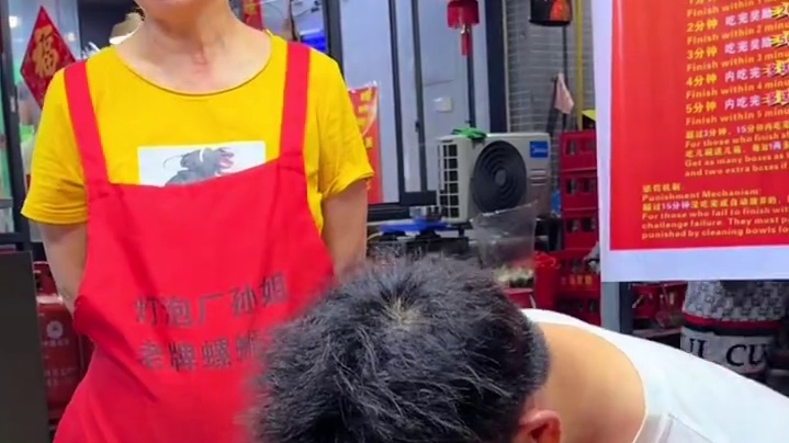 江西帅哥带着女朋友来挑战~要一分钟吃完赢走5000块~#螺蛳粉 #美食趣胃计划