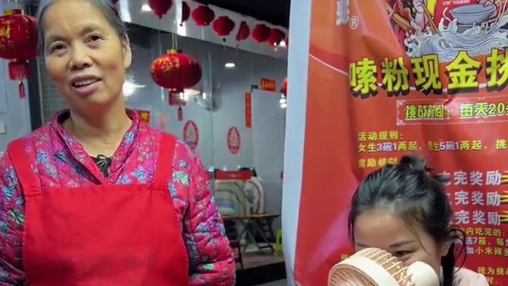 美女挑战加2斤小米辣~阿姨血亏2000块~#螺蛳粉 #为家乡美食打call