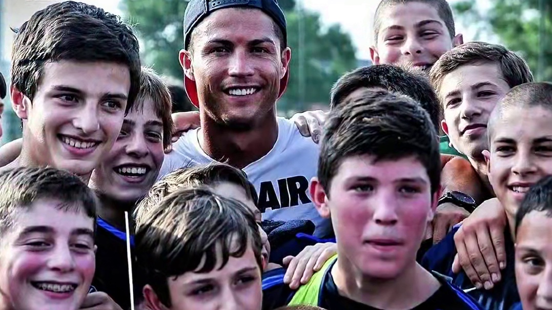 #K77 克瓦拉茨赫利亚圆梦与偶像#c罗 同场竞技，收获进球，收获胜利，收获C罗球衣！#格鲁吉亚2比