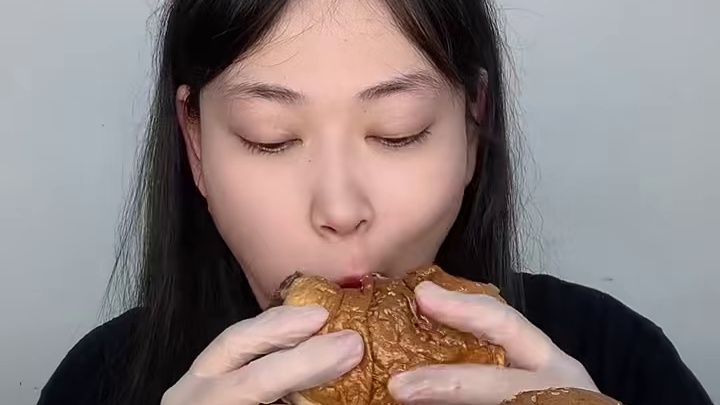 酱多多汉堡 酸黄瓜