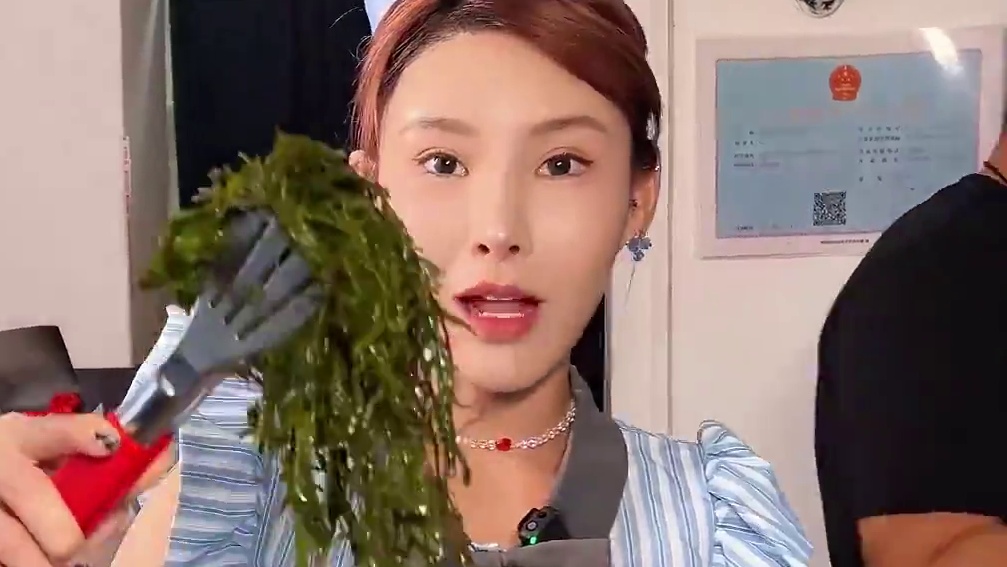 和辣王一起挑战变态辣曹氏，惊呆辣王金句频出 #曹氏鸭脖 #爆辣挑战 #妈呀太香了