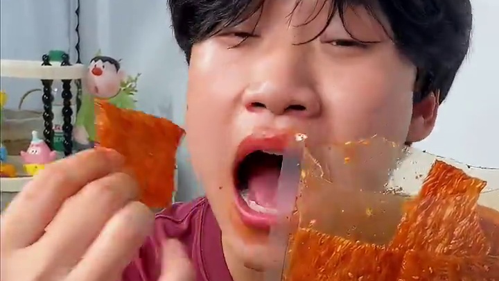 能吃辣的一定要试试这个波浪豆筋，越吃越辣，越辣越想吃，简直太上头了#辣条永不过时 #追剧小零食 #好