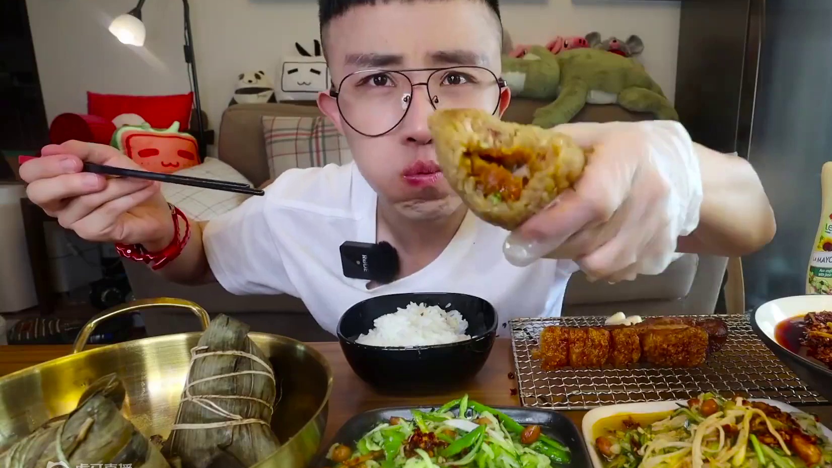 粽子肥瘦相间的大肉块 配上沙沙的咸蛋黄 加上脆皮烤肉 真的绝了
