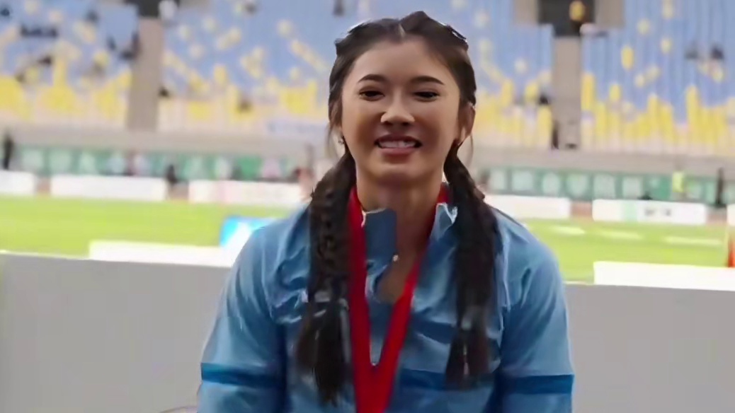 吴艳妮训练招牌动作，一旁的夏思凝眼神绝了