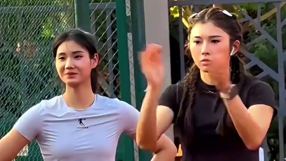 夏思凝目睹吴艳妮招牌，这表情太好笑了