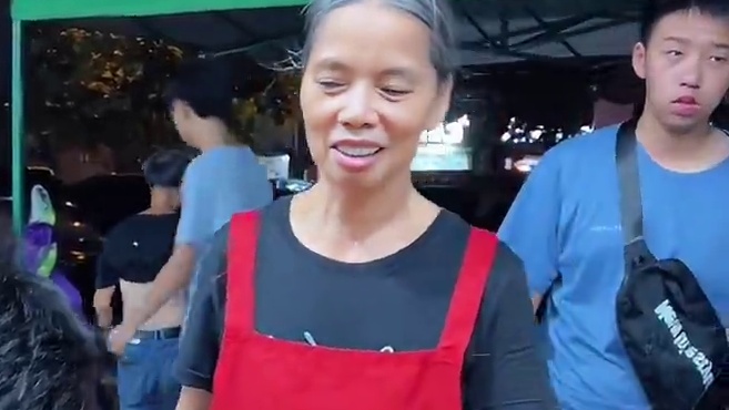 湖南”辣王“挑战阿姨的螺蛳粉~竟然....#螺蛳粉 #夜市里的烟火气 #美食趣胃计