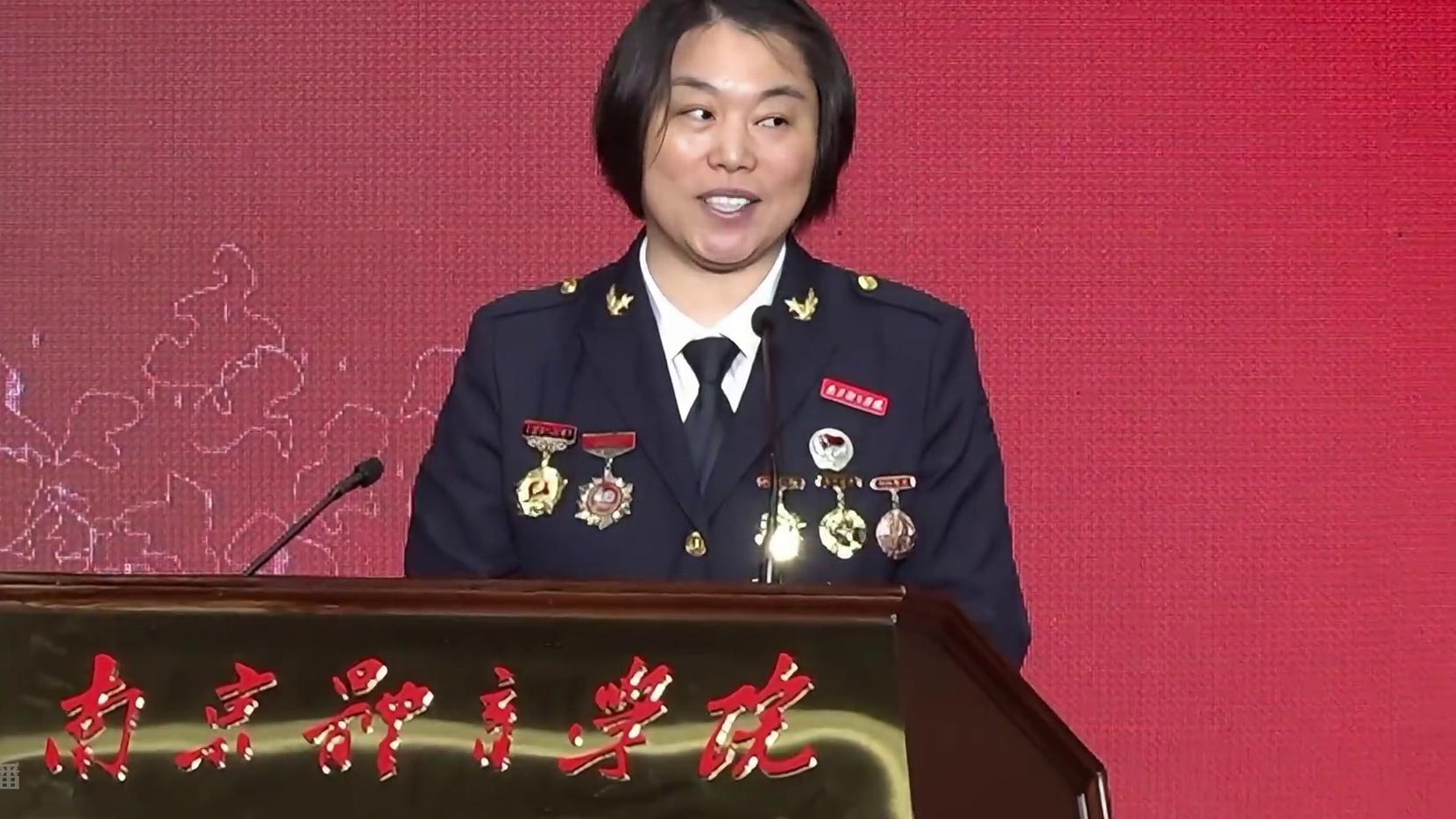 中国首位航母女操舵兵、和平使命金质奖章获得者、校友代表徐玲在南京体育学院2024年毕业典礼上鼓励同学