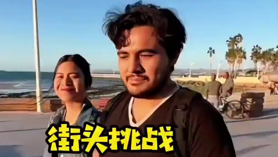 街头挑战，你敢把手机扔进海里换一个盲盒么？ #街头挑战 #老外真会玩