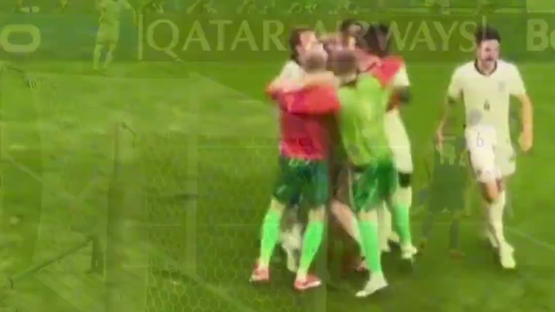 绝境逢生！21岁#贝林厄姆  95分钟精彩倒勾绝平  现场球迷陷入沸腾#足球的魅力 #英格兰vs斯洛