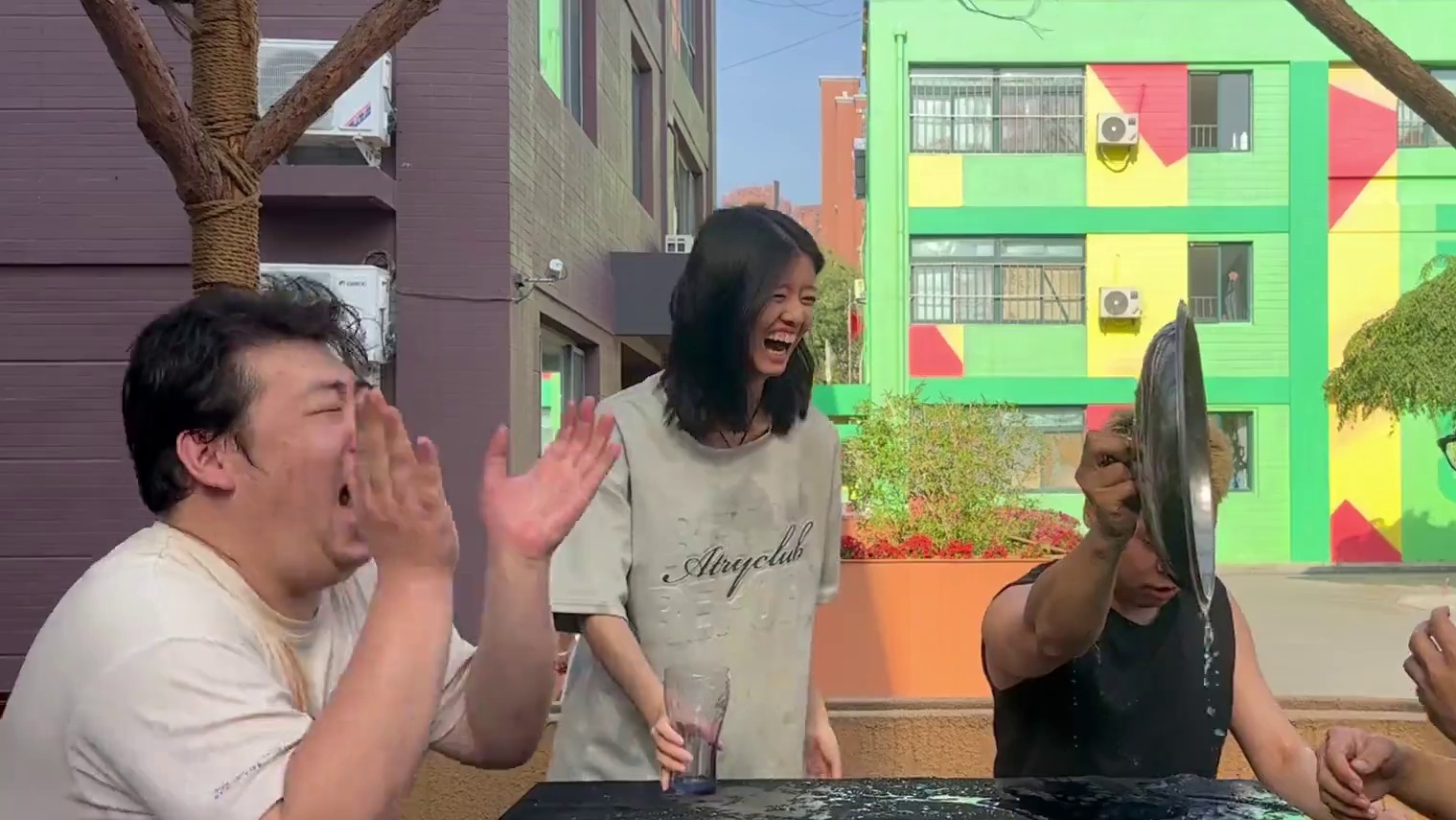 猜拳泼水游戏 #日常vlog #万万想不到 #猜拳游戏 #看完不笑算我输