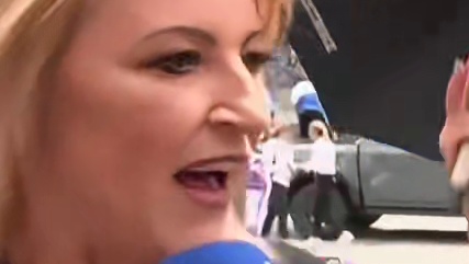 少爷一头撞在拉塞尔的伞上 英伦贵妇拉姐一路打着伞优雅地走过来，紧随其后的少爷一头撞在了拉姐的伞上。少