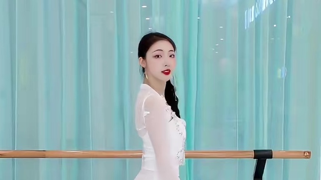 “月亮弯弯晃呀晃，晃回小时光～”