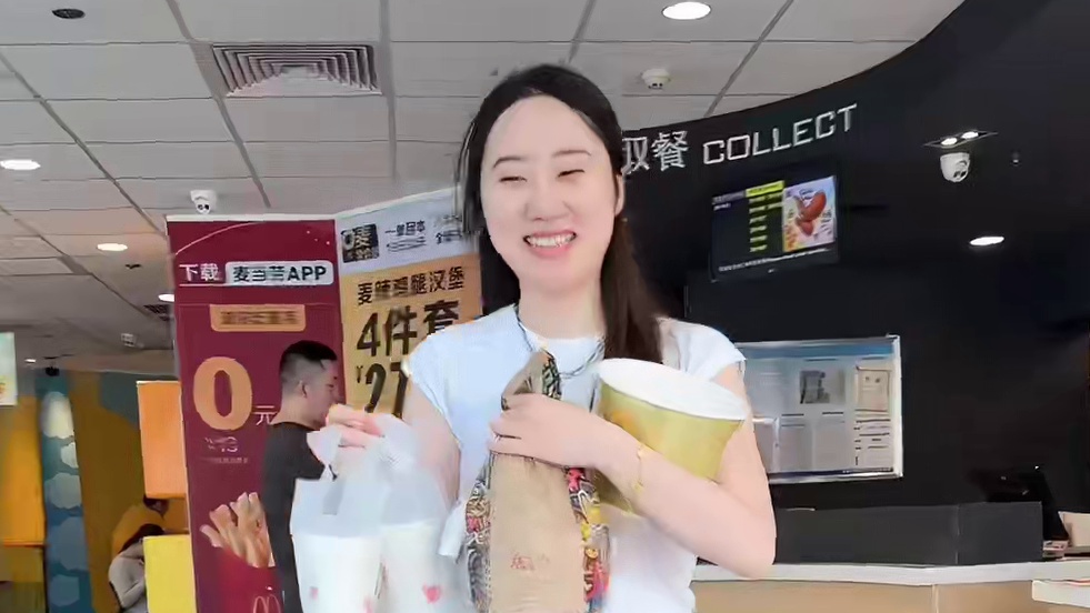 一场关于护食的挑战一触即发！#情侣 #护食#搞笑