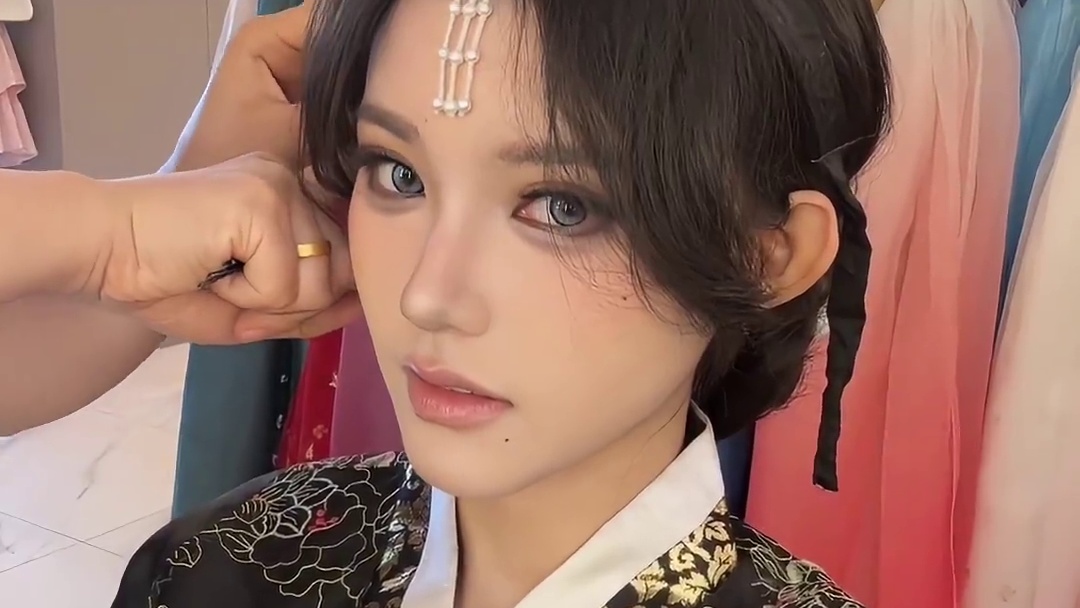 在首尔怒花两万块的王妃头 #妆容 #韩服