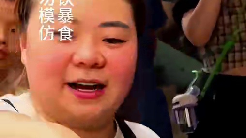 打扮洋气的姐姐挑战1斤1两面，这醋是一瓶接一瓶的倒，看着都好酸呐！#这一碗好过瘾 #重庆小面 #妈呀