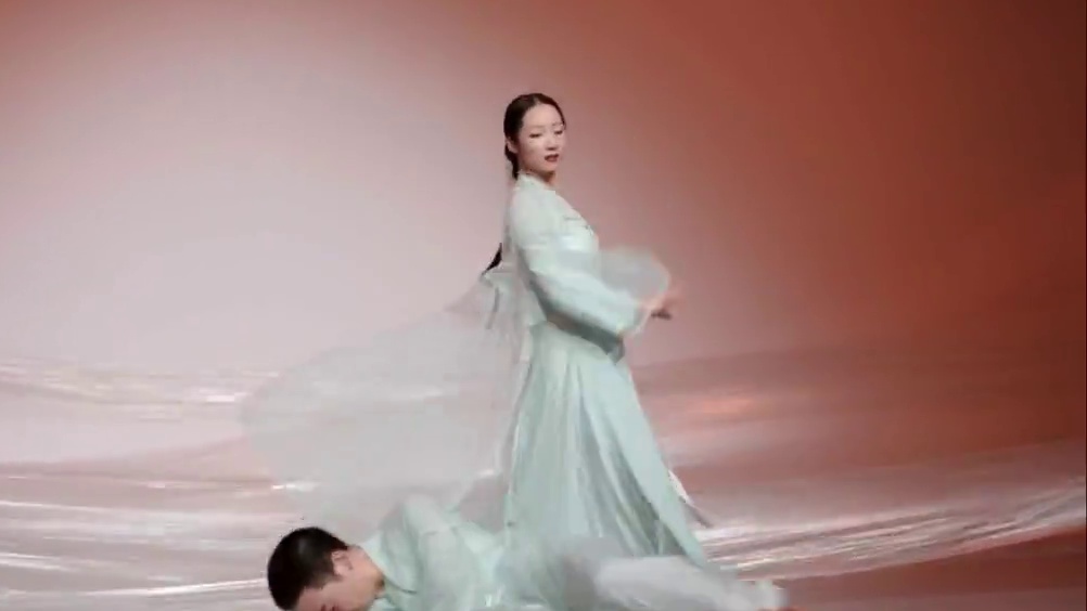 【湘君·湘夫人】#戴萍编舞#李源编舞#戴萍杜若班 
出品：杜若班，作曲：杨翼，拍摄后期：颀颀