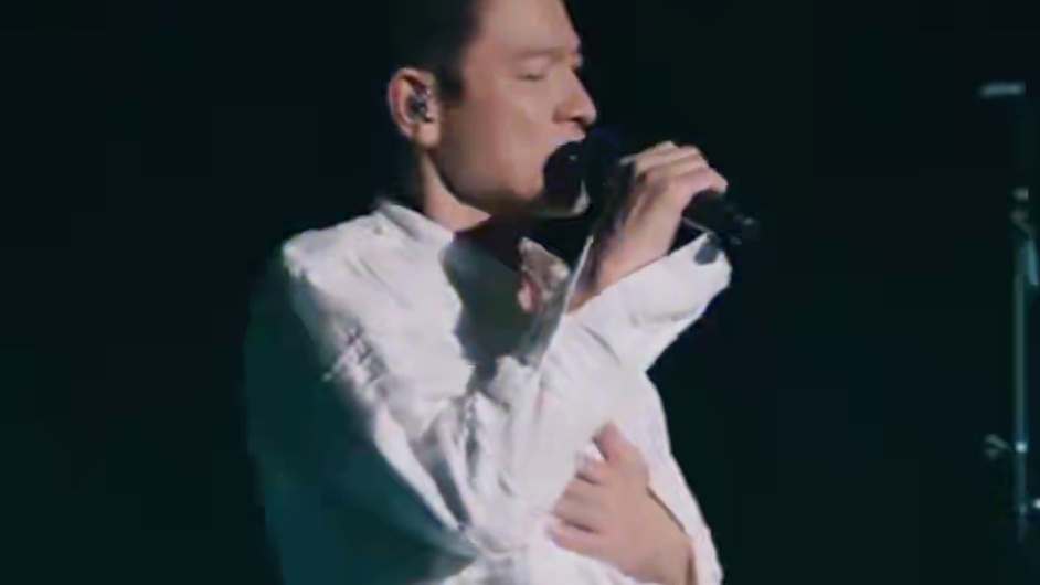 “男人哭吧哭吧哭吧不是罪，尝尝阔别已久眼泪的滋味” #刘德华#男人哭吧哭吧不是罪#刘德华上海演唱会#