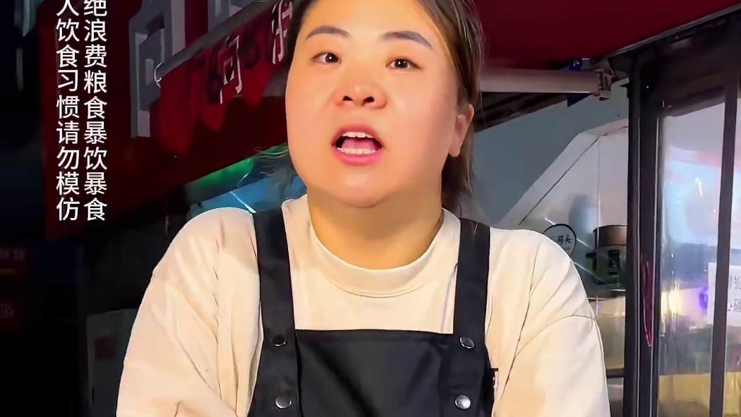 小伙挑战小龙虾拌面竟然不剥壳？这种吃法还是头回见！
#重庆美食 #油泼辣子 #调料 #妈呀太香了 #