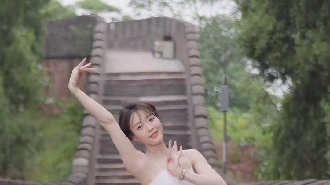 该作诗了，“凭栏而待 ______ ”#新中式 #东方美学 #国风古韵 #古典舞