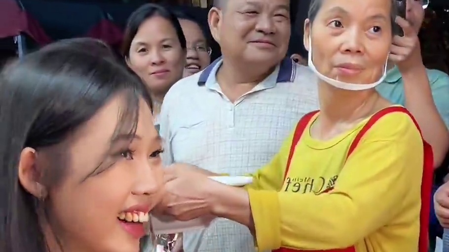 千万博主姜小柔挑战阿姨爆辣螺蛳粉~阿姨血亏50000块~#螺蛳粉 #美食趣胃计划