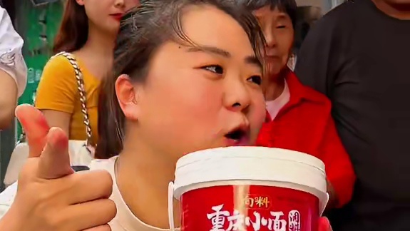 帅哥说，来挑战全靠他这个吨位，刚吃完2斤半的兄弟在旁边给他加油助威！#美食 #挑战 #重庆小面#妈呀