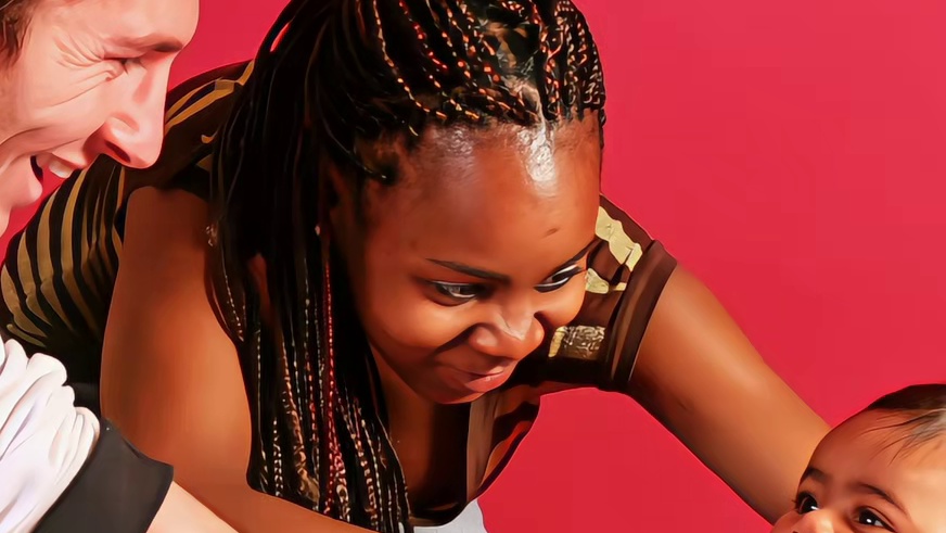 年少的梅西给刚出生的亚马尔洗澡，从小就有这么好的待遇